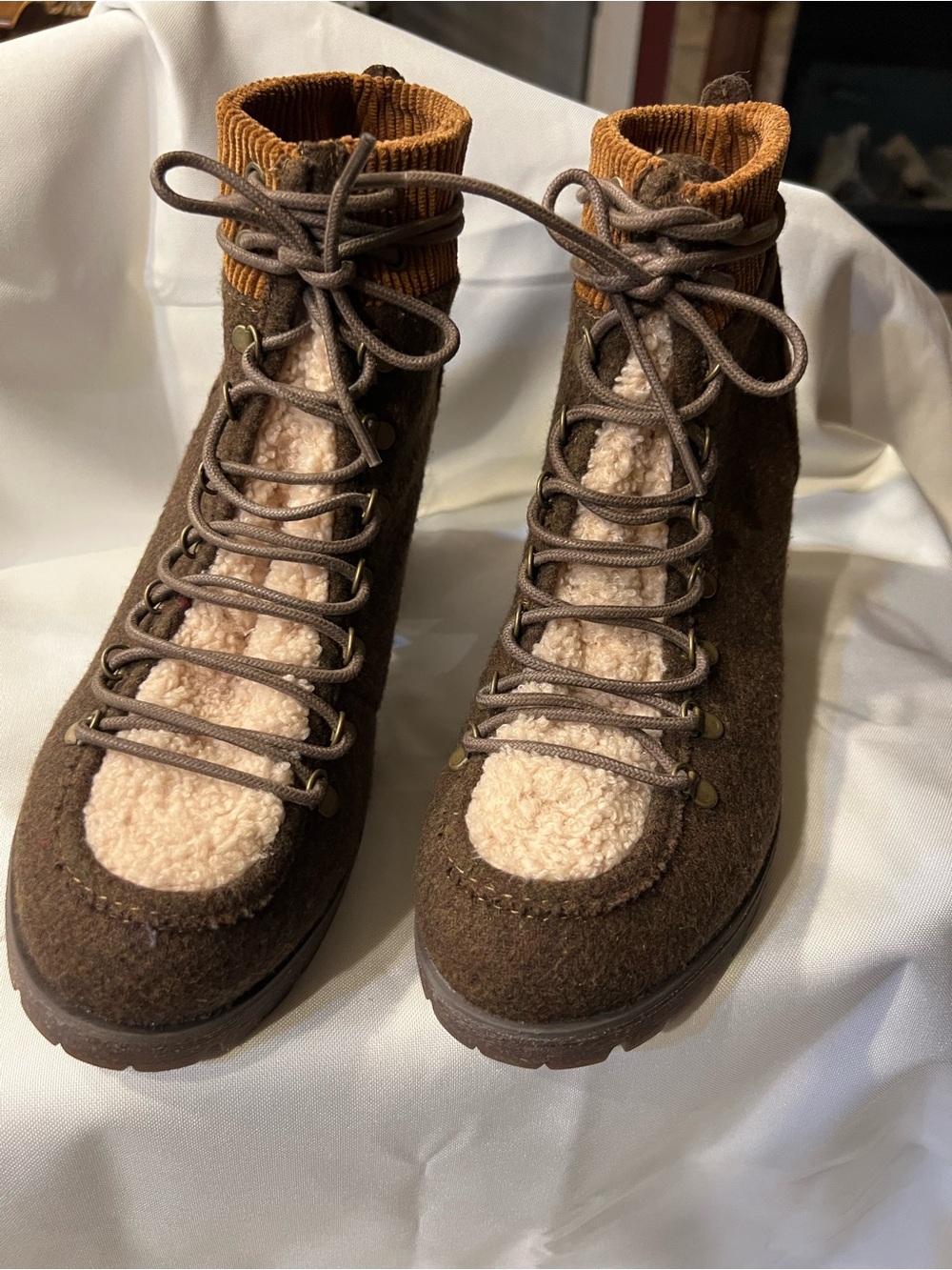 Korks Ease Brown  Lace-Up Ankle Boots